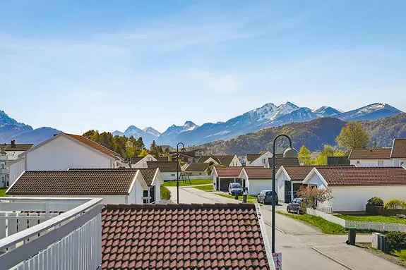 Lys 3-roms leilighet med balkong og carport