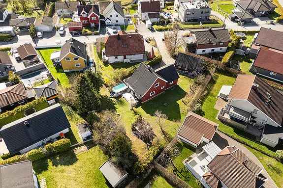Sjarmerende Enebolig med Basseng og Hage