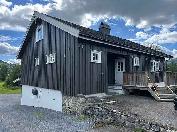 Stor enebolig med tre soverom, 1 GB bredbånd sentralt i Segalstad Bru i Gausdal for langtidsleie fra 10. mai 2025.