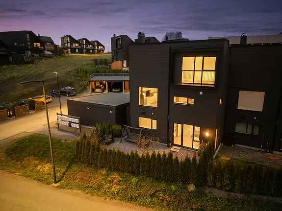 Enderekkehus med takterrasse nær sentrum