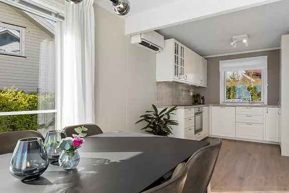 Lys tomannsbolig med 3 soverom terrasse og hage