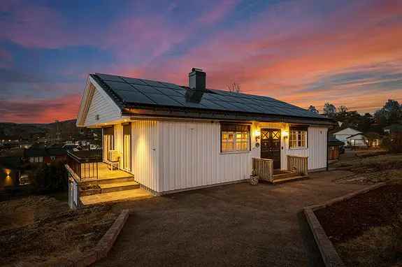 Familiebolig 4 soverom Stor Garasje Solcellepanel