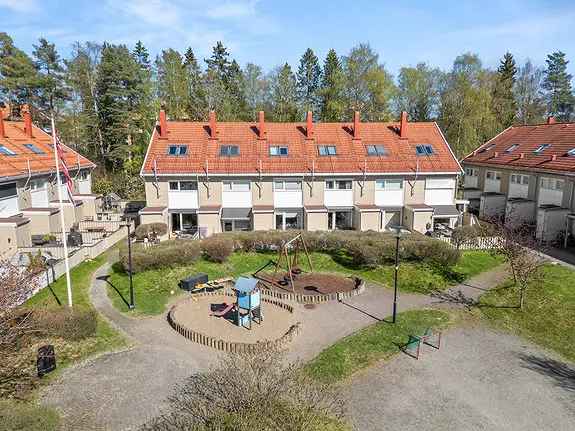 Moderne Enderekkehus 3 Etasjer Stor Terrasse Garasjeplass