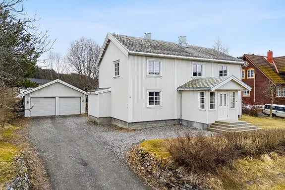 Enebolig med dobbelgarasje og lysthus - perfekt for barnefamilier