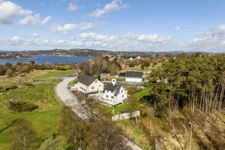 Stor boligeiendom med idyllisk beliggenhet og sjøtomt