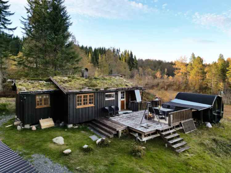 Usjenert Hytte med Flott Utsikt og Tonnebadstue