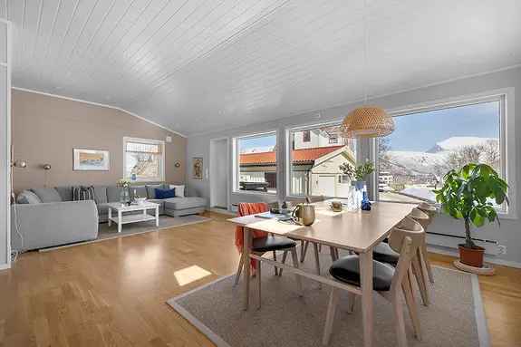Vertikaldelt bolig Tromsøya - Sentral beliggenhet, flott utsikt