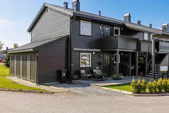 Lun leilighet med terrasse - første etasje