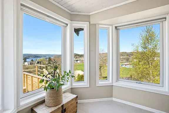 Innholdsrik enebolig med fjordutsikt - barnevennlig