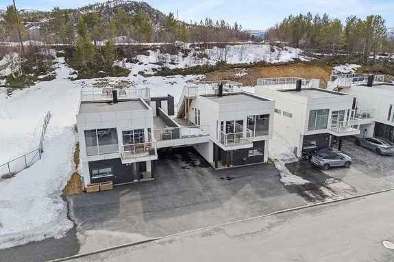 Tomannsbolig Aspelia 10 - Moderne funkishus med fjordutsikt