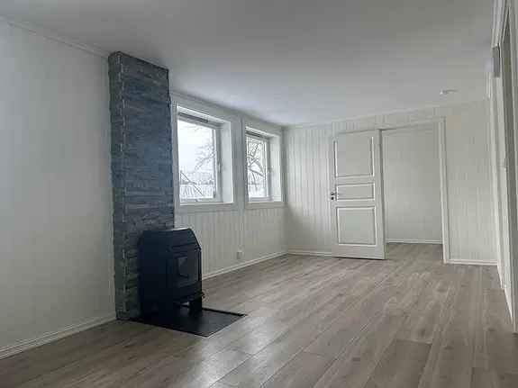 Sentrumsnar kjellerleilighet 64m2 peis oppvaskmaskin parkering