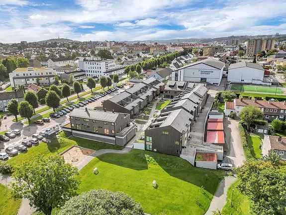 Romslige Familierekkehus pa Lund Med Takterrasse