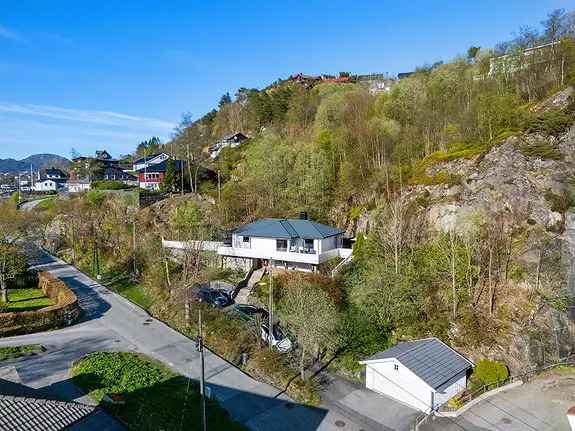 Innholdsrik enebolig med dobbelgarasje og elbil-lader