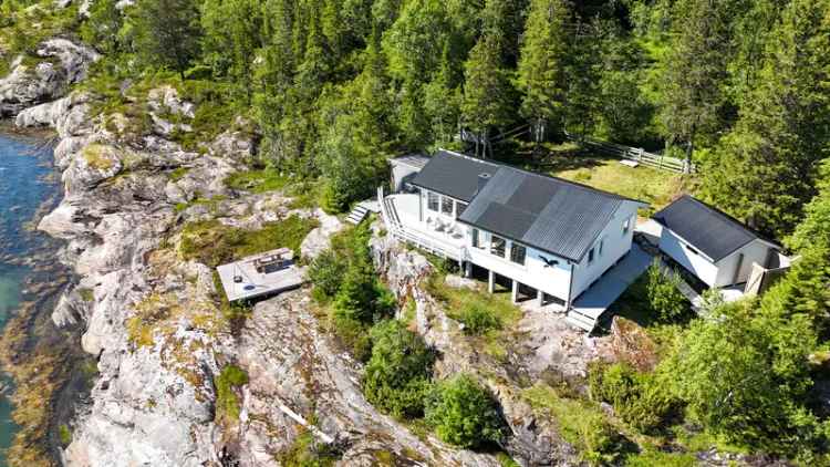 Sjønær Fritidseiendom Straumsnes - Modernisert Hytte med Havutsikt