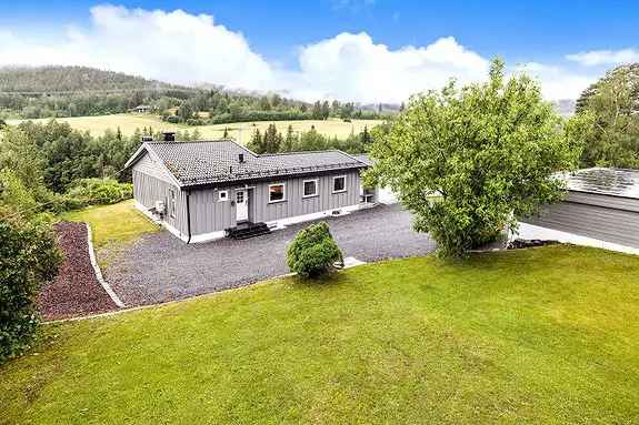 Enebolig med Stor Garasje Verksted og Løftebukk