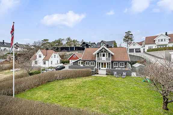 Enebolig Østerøya - Stor tomt, 2 garasjer, verksted