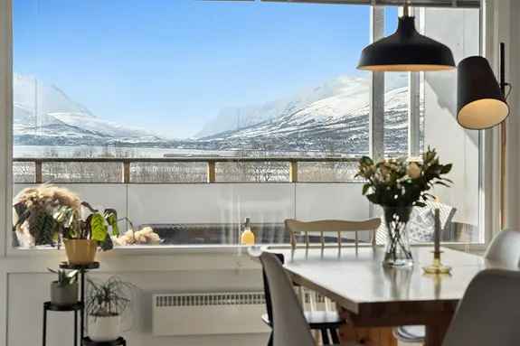 Romslig 4-roms leilighet med balkong og parkering