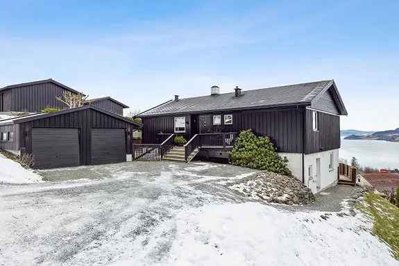 Enebolig med utleiedel og fjordutsikt