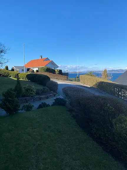 Lys Sokkeleilighet Tasta Med Fjordutsikt