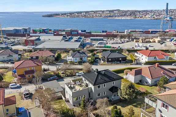 Enebolig med sjøutsikt og utleiedel - Nær sentrum