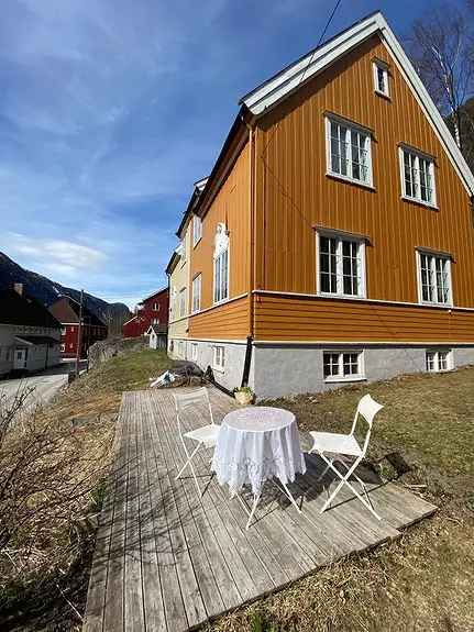 Møblert 3-roms tomannsbolig med peis og varmepumpe