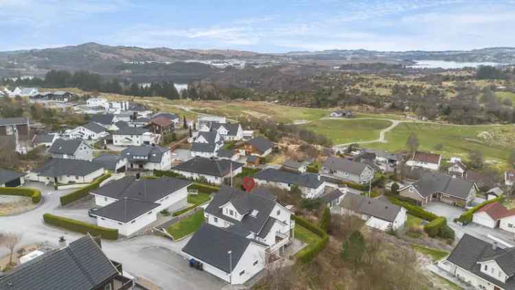 Enebolig Grinde Garhaug - 4 soverom, dobbel garasje, leilighet