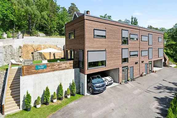 Romslig Funksis Tomannsbolig Nær Sjøen