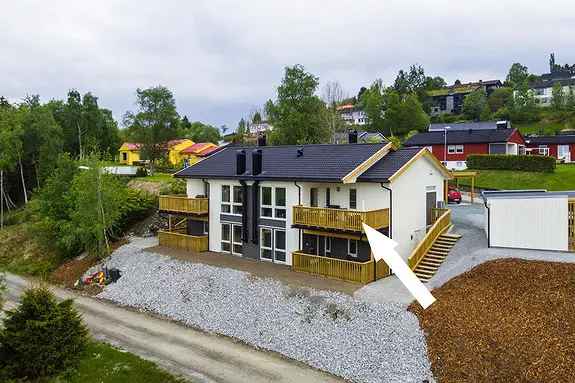 Pen leilighet nar byen - 2 soverom, carport, bod