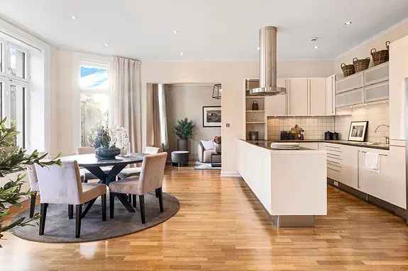 Stor 4 5-roms leilighet Frogner Vestvendt Balkong Heis Peis