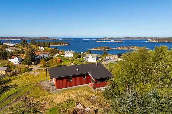 Enebolig på spektakulær tomt med usedvanlig vakker havutsikt. Oppgraderinger på huset må påberegnes.
