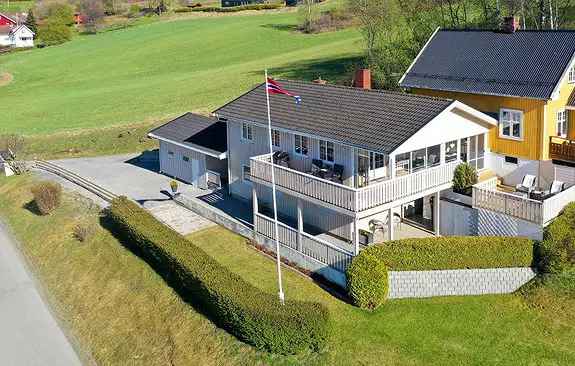 Velholdt Enebolig med Utsikt mot Randsfjorden