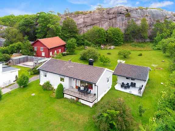 Idyllisk Eiendom pa 4 Mal m Enebolig og Bryggerhus Thome