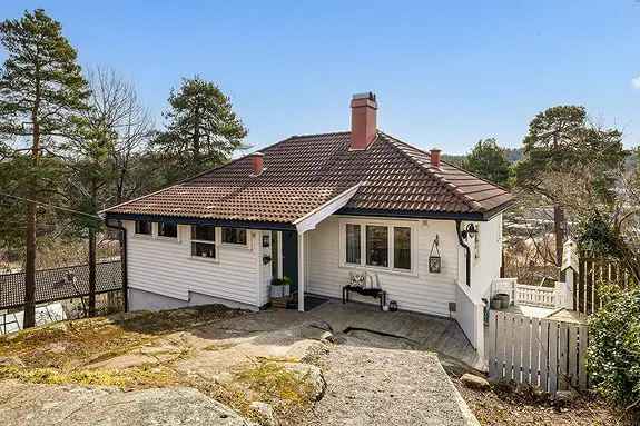 Sentrumsnær enebolig med stor tomt - perfekt for barnefamilier