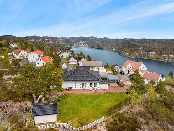 Stor herskapelig villa med utleiedel og båtplass